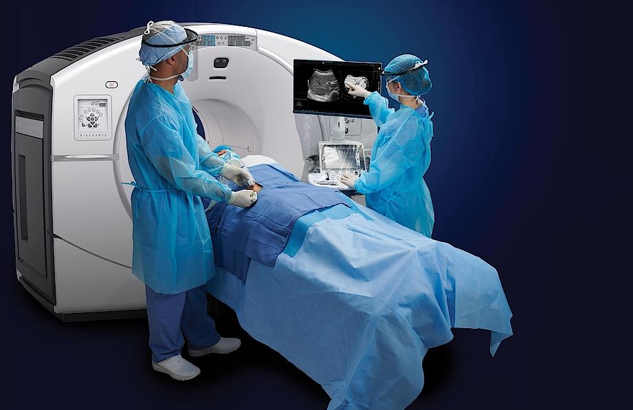 A képen két orvos látható, akik intervenciós ultrahangvizsgálatot végeznek egy betegen.