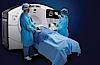 A képen két orvos látható, akik intervenciós ultrahangvizsgálatot végeznek egy betegen.