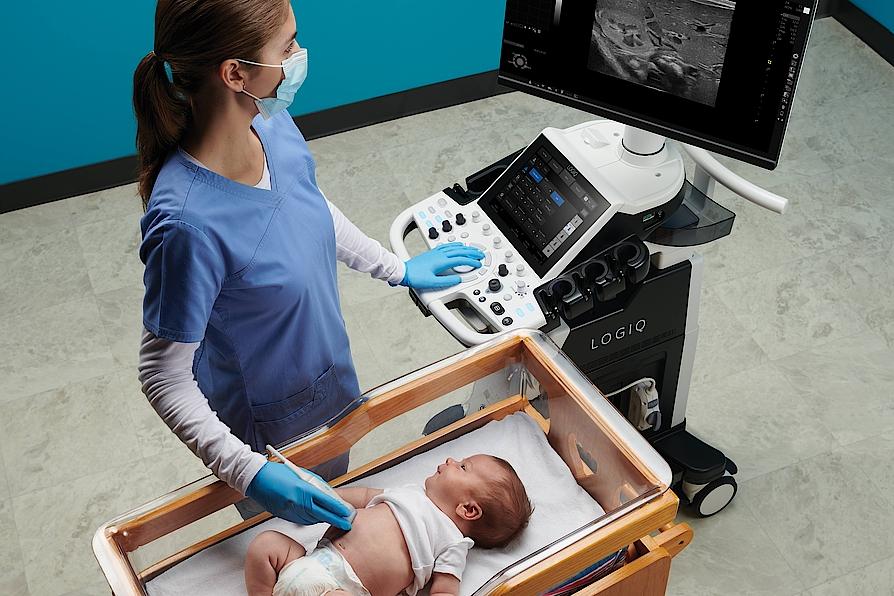 Na zdjęciu widać lekarza przeprowadzającego badanie ultrasonograficzne piersi pacjentki.