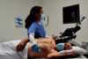 A képen egy orvos látható, aki szív-ultrahangvizsgálatot végez egy betegen.